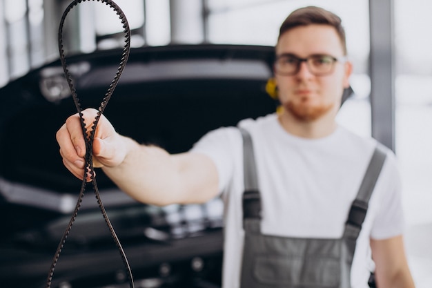 Foto grátis homem de reparos fazendo serviço de carro