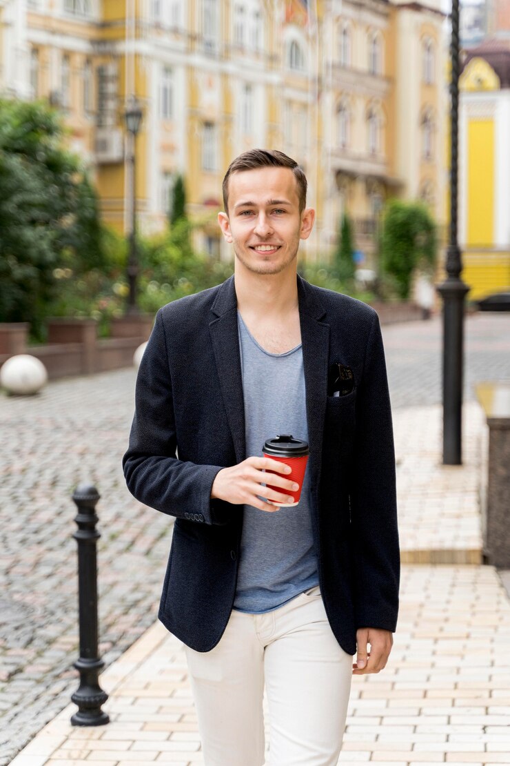 Foto grátis homem de retrato com uma xícara de café