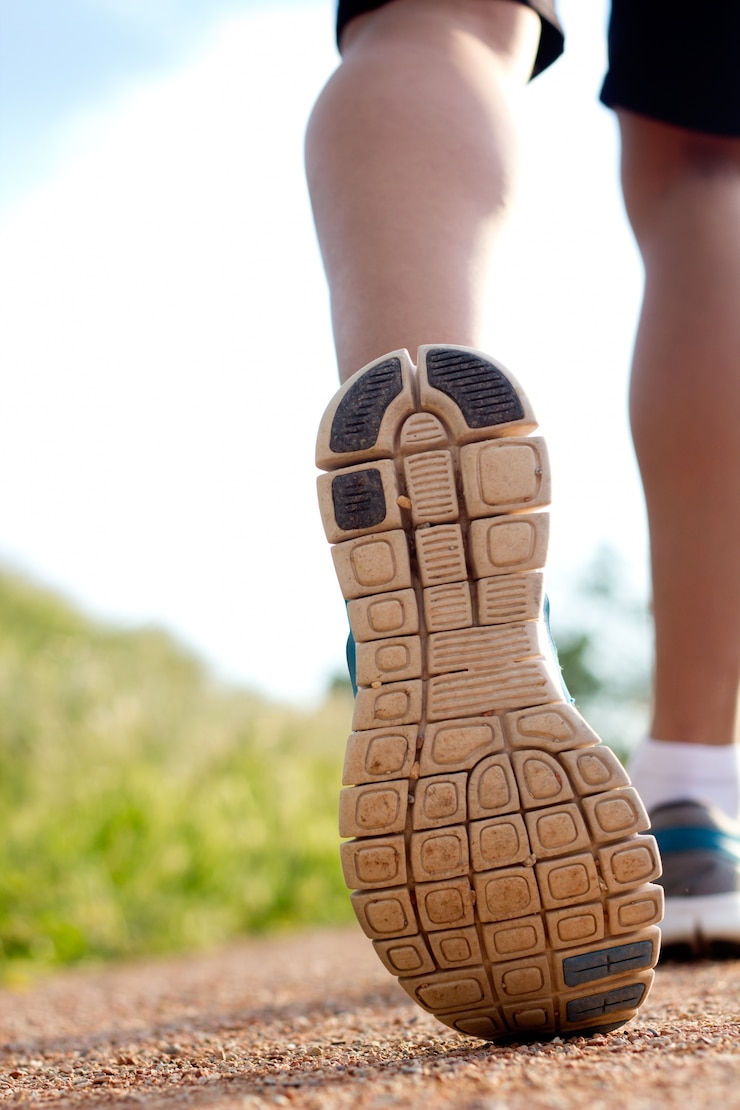 Foto grátis homem de roupa de desporto a correr num parque