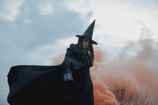 Foto grátis homem de roupas witchy com vista baixa de lanterna