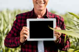 Foto grátis homem de smiley mock-up com um tablet