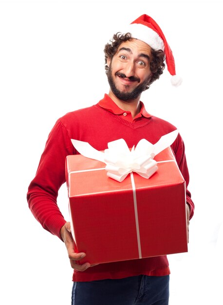 Homem de sorriso com chapéu de Santa e presente grande