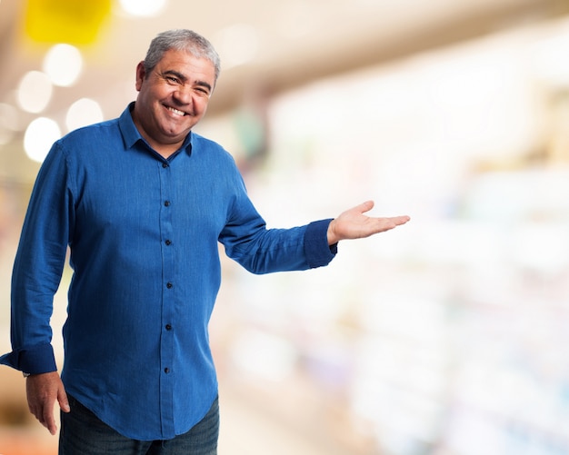 Foto grátis homem de sorriso com palma levantada