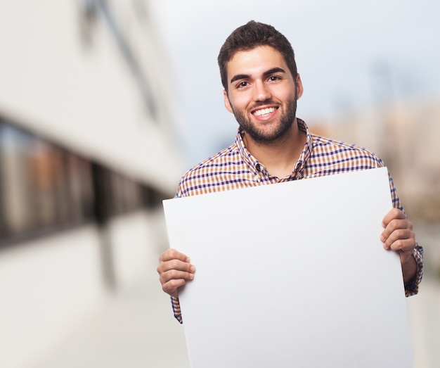 Homem de sorriso com um papel vazio