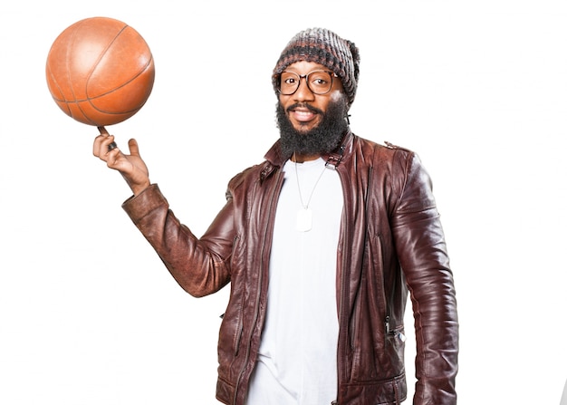 Homem de sorriso com uma bola de basquete