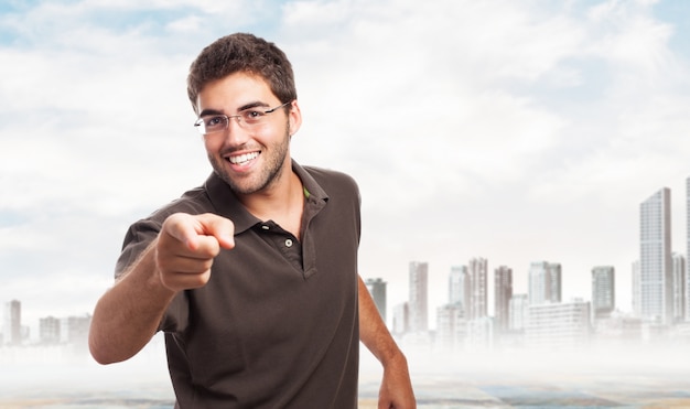 Foto grátis homem de sorriso que aponta