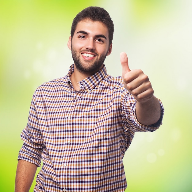 Foto grátis homem de sorriso que mostra grande gesto do dedo.