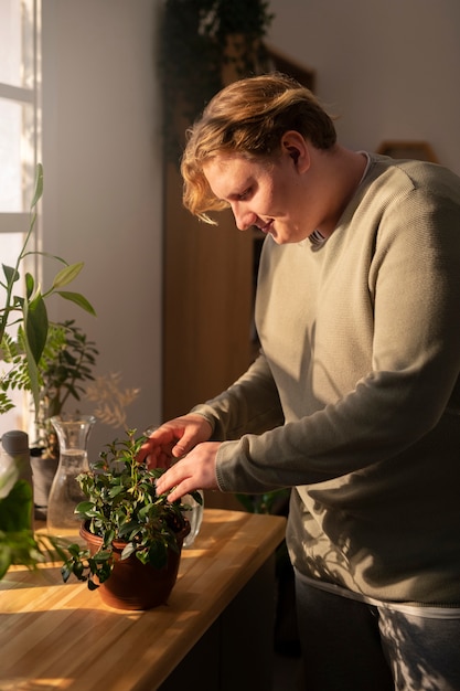 Foto grátis homem de tamanho grande de vista lateral cuidando de plantas