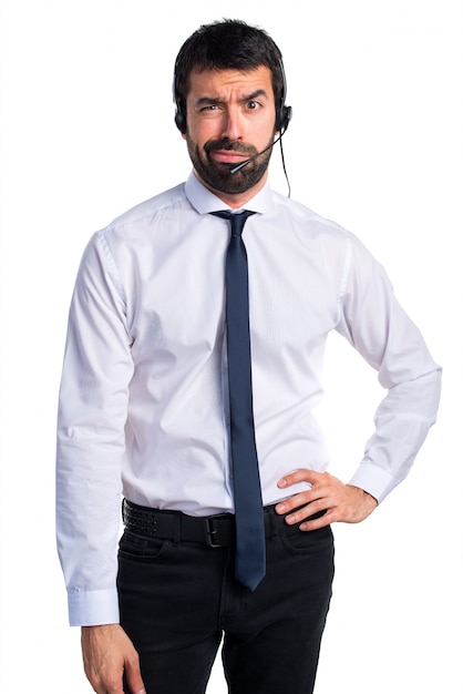 Foto grátis homem de telemarketing bonito cansado