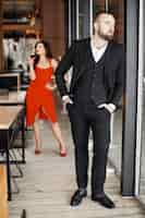 Foto grátis homem de terno preto em pé no restaurante esperando a namorada