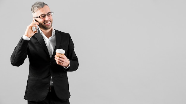 Foto grátis homem de terno preto, falando no telefone cópia espaço