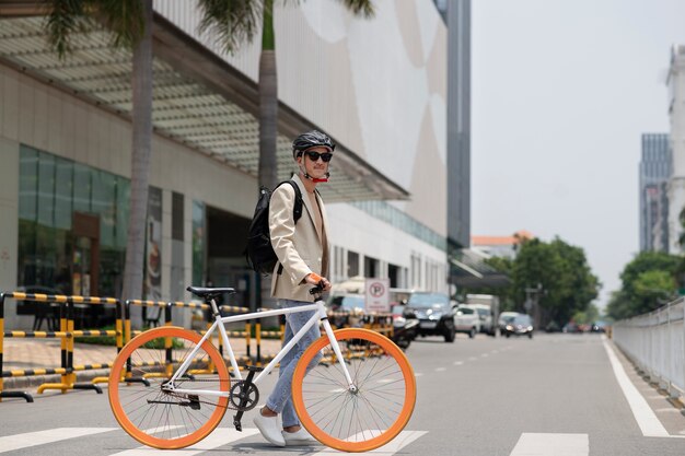 Homem de tiro completo andando com bicicleta