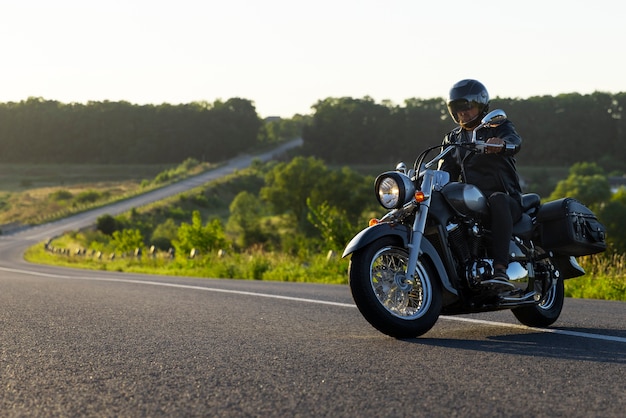 Foto grátis homem de tiro completo andando de moto