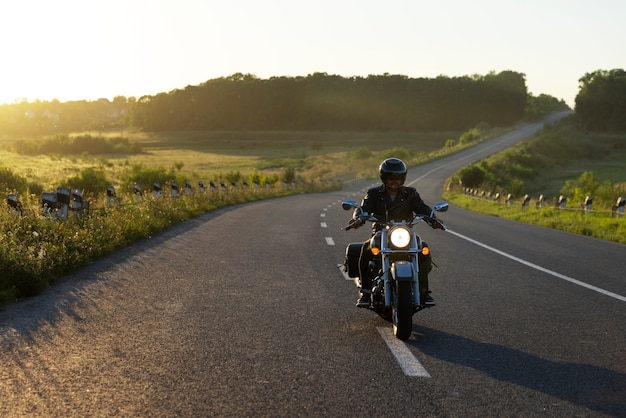 Homem de tiro completo andando de moto