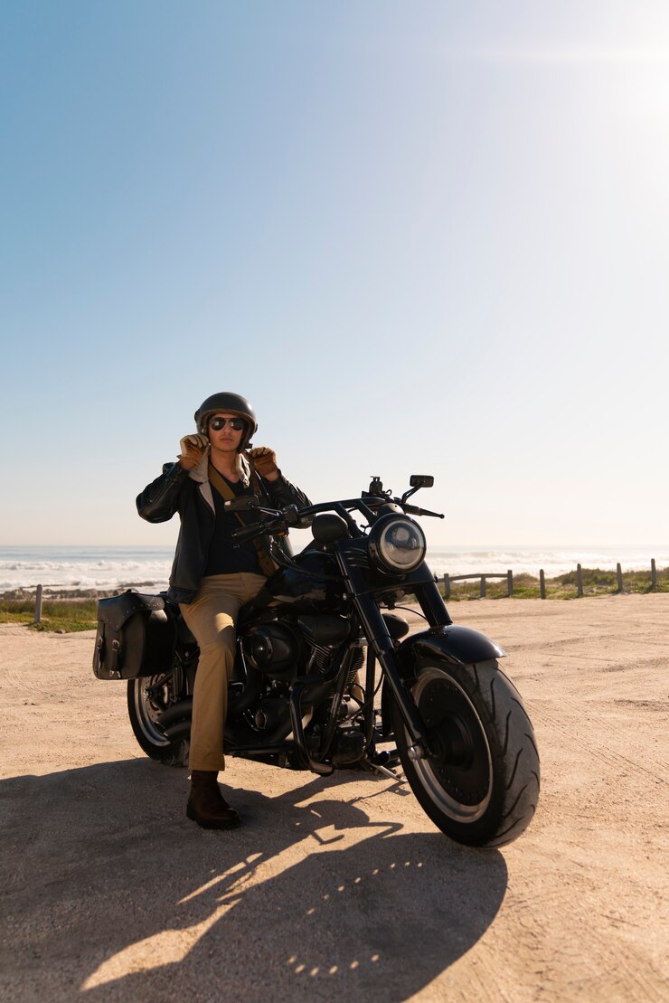 Foto grátis homem de tiro completo andando de moto