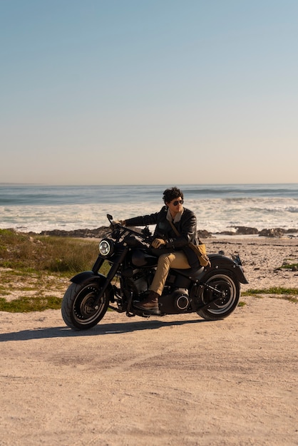 Foto grátis homem de tiro completo andando de moto