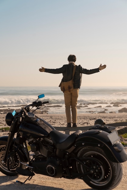 Homem de tiro completo andando de moto