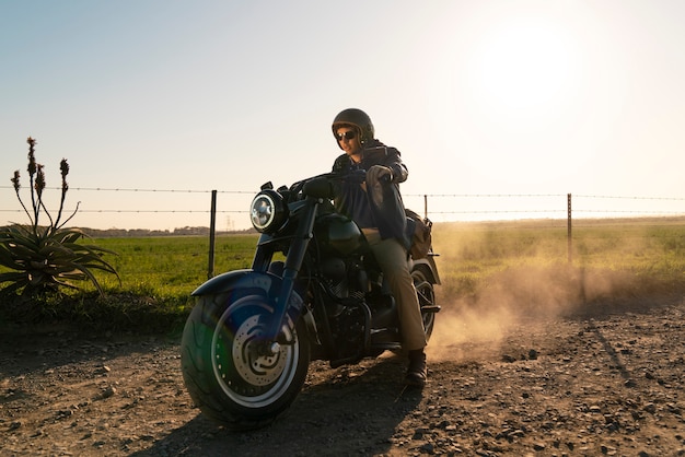 Foto grátis homem de tiro completo andando de moto