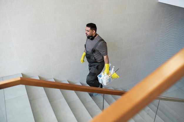 Foto grátis homem de tiro completo andando nas escadas