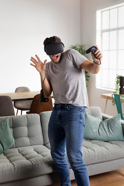 Homem de tiro completo brincando dentro de casa