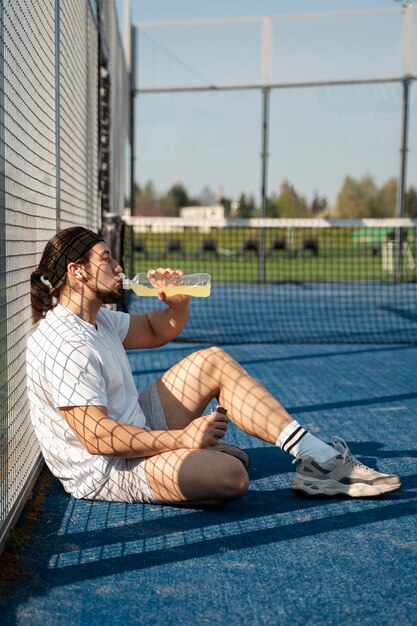 Homem de tiro completo com bebida refrescante