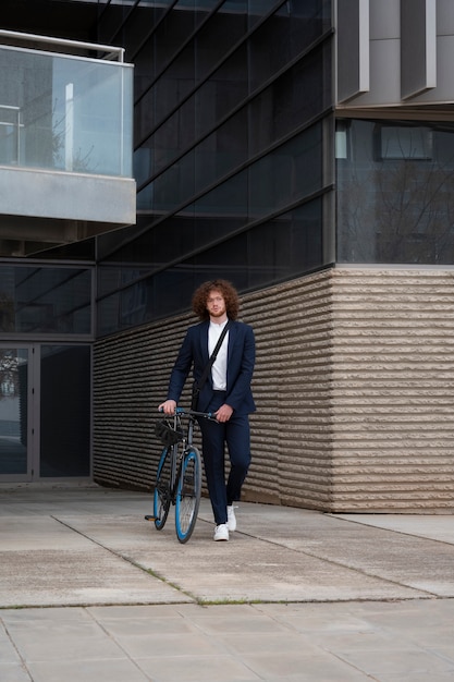 Homem de tiro completo com bicicleta indo para o trabalho