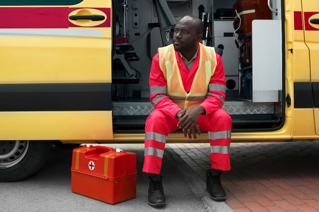 Foto grátis homem de tiro completo com kit de emergência