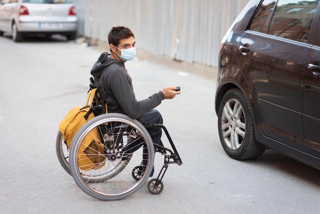 Foto grátis homem de tiro completo destrancando o carro