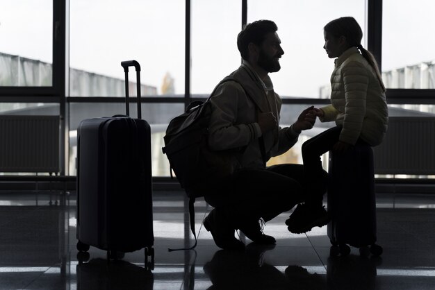 Homem de tiro completo e criança viajando