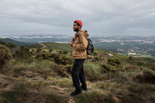 Foto grátis homem de tiro completo em caminhada