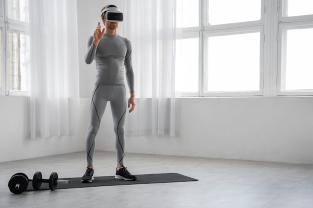 Homem de tiro completo fazendo fitness com óculos vr