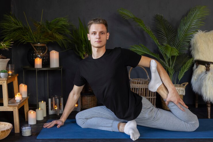 Foto grátis homem de tiro completo fazendo ioga dentro de casa