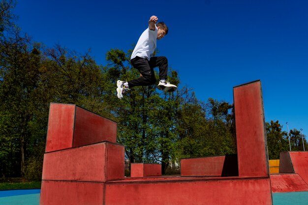 Homem de tiro completo fazendo parkour