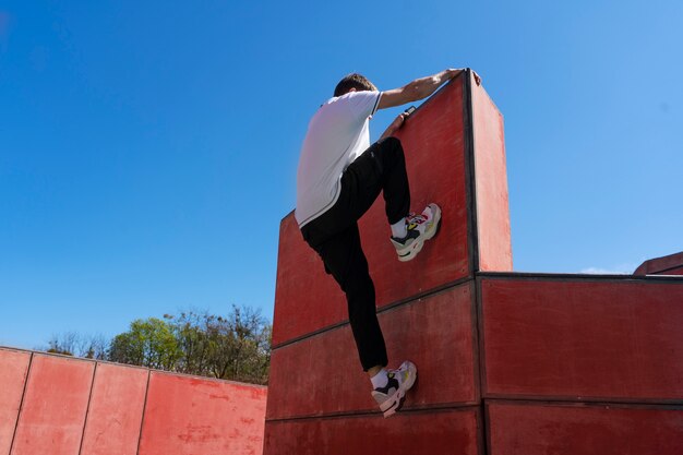 Homem de tiro completo fazendo parkour