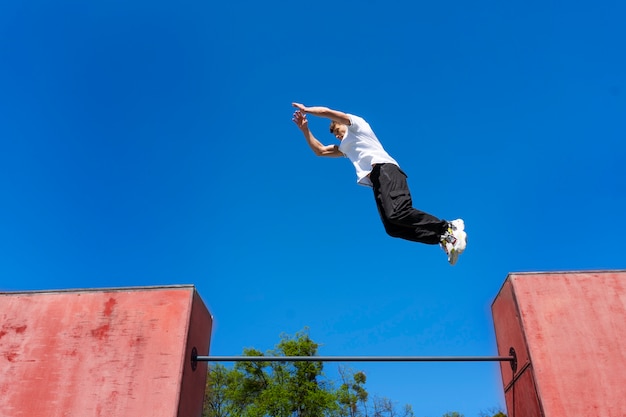 Foto grátis homem de tiro completo fazendo parkour