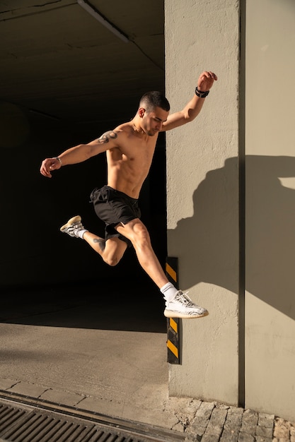 Homem de tiro completo fazendo treinamento de parkour