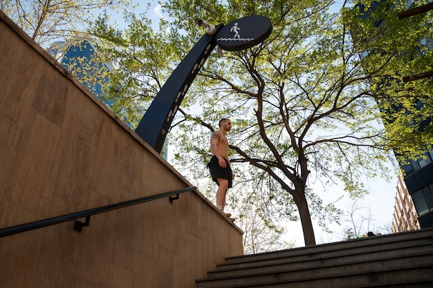 Foto grátis homem de tiro completo fazendo treinamento de parkour