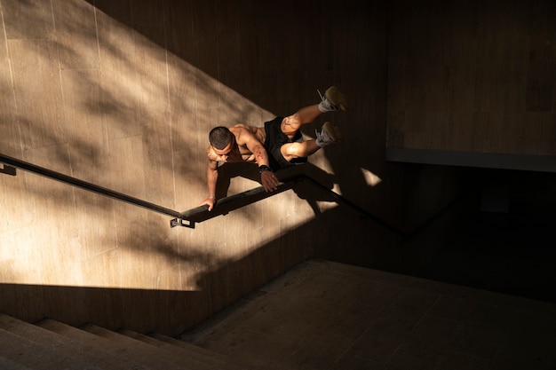 Foto grátis homem de tiro completo fazendo treinamento de parkour