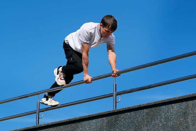 Homem de tiro completo fazendo treinamento de parkour