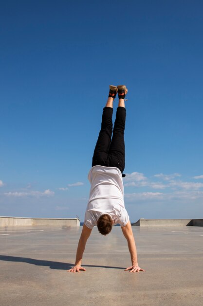 Homem de tiro completo fazendo treinamento de parkour