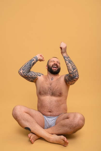 Foto grátis homem de tiro completo inspirando bodypositivity