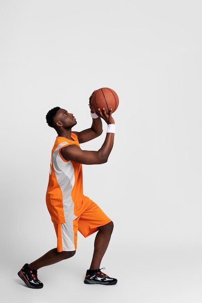 Homem de tiro completo jogando basquete