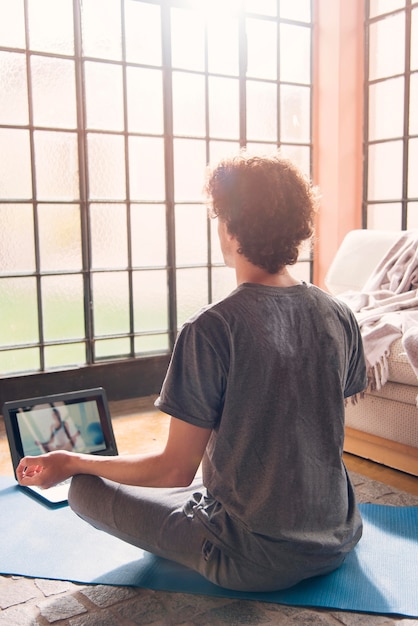 Foto grátis homem de tiro completo meditando