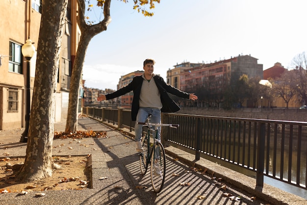 Homem de tiro completo na bicicleta na cidade