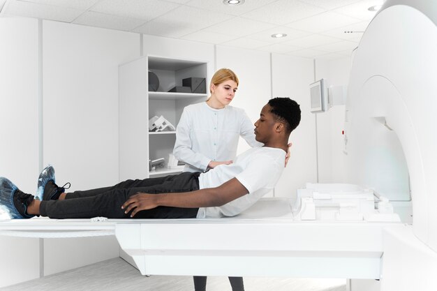 Homem de tiro completo pronto para fazer tomografia computadorizada