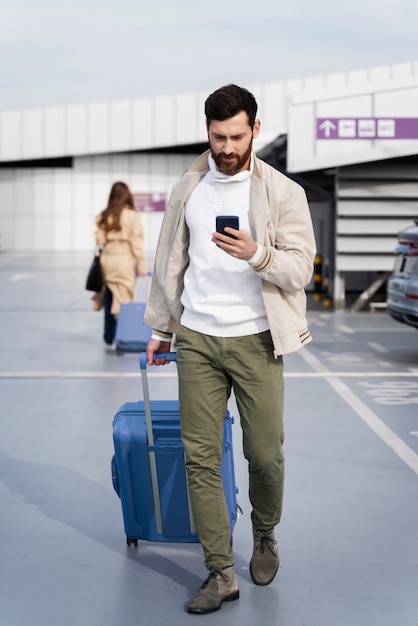 Homem de tiro completo segurando smartphone