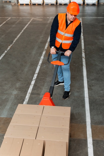 Homem de tiro completo trabalhando na construção