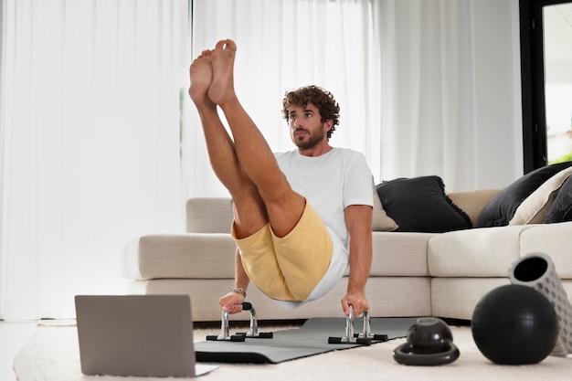 Foto grátis homem de tiro completo treinando no tapete