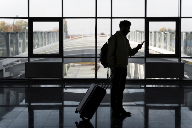 Foto grátis homem de tiro completo viajando