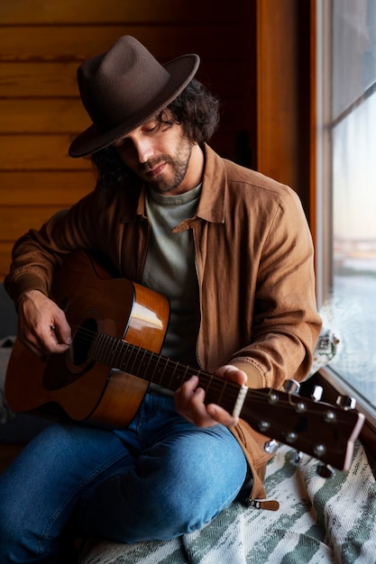 Foto grátis homem de tiro médio a fazer música